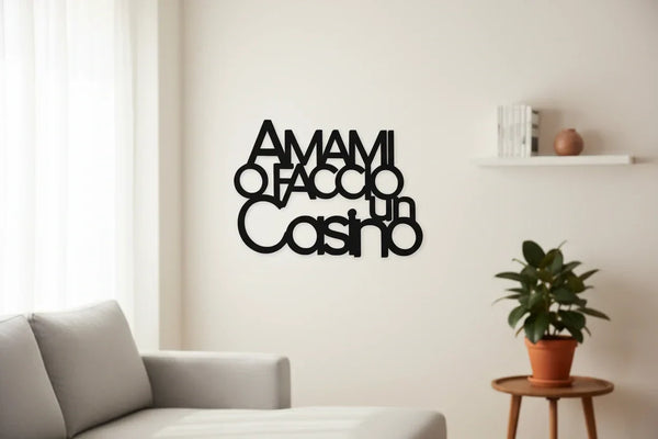 Frase di canzone decorativa da parete in legno “Amami o faccio un casino”